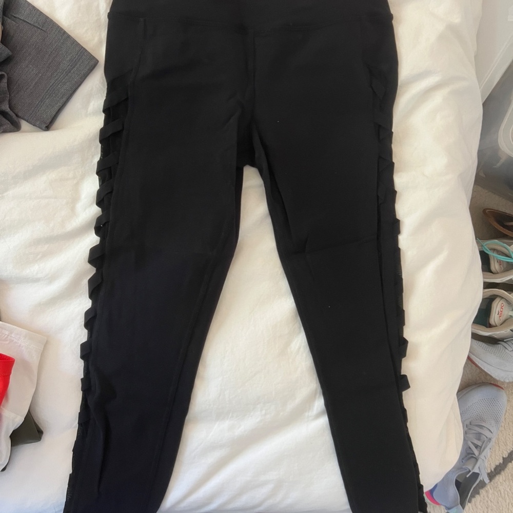 Alo – Chevron High Waist Capri Leggings - Picture 4 of 4